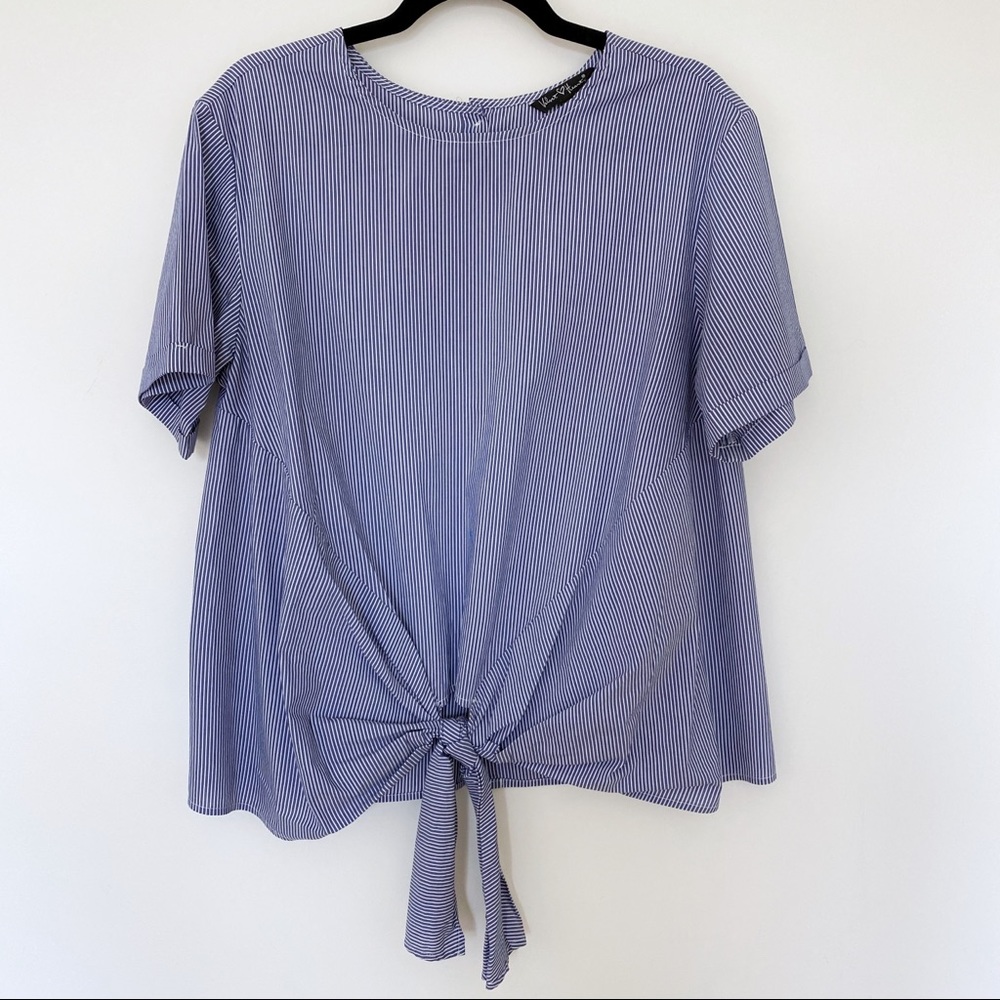 🦋Velvet heart stripe top with a tie front. Size L